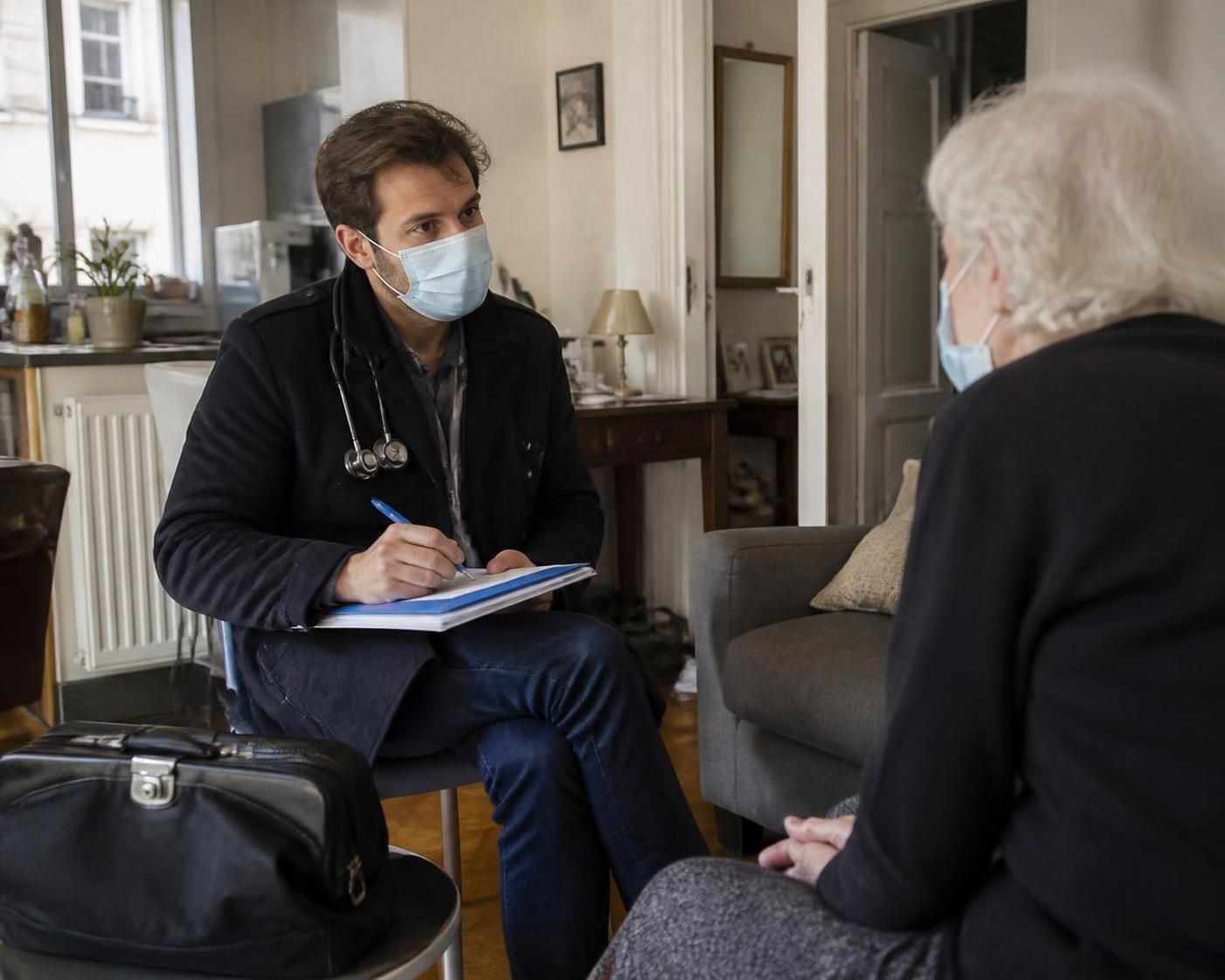 découvrez combien coûtait une consultation médicale à domicile en 2021, les facteurs influençant le prix, et les remboursements possibles.
